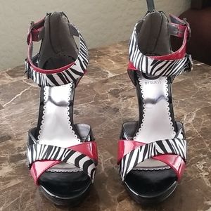 Platform pumps with character